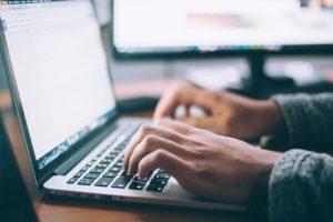 Image d'une personne concevant un site internet pour une association.